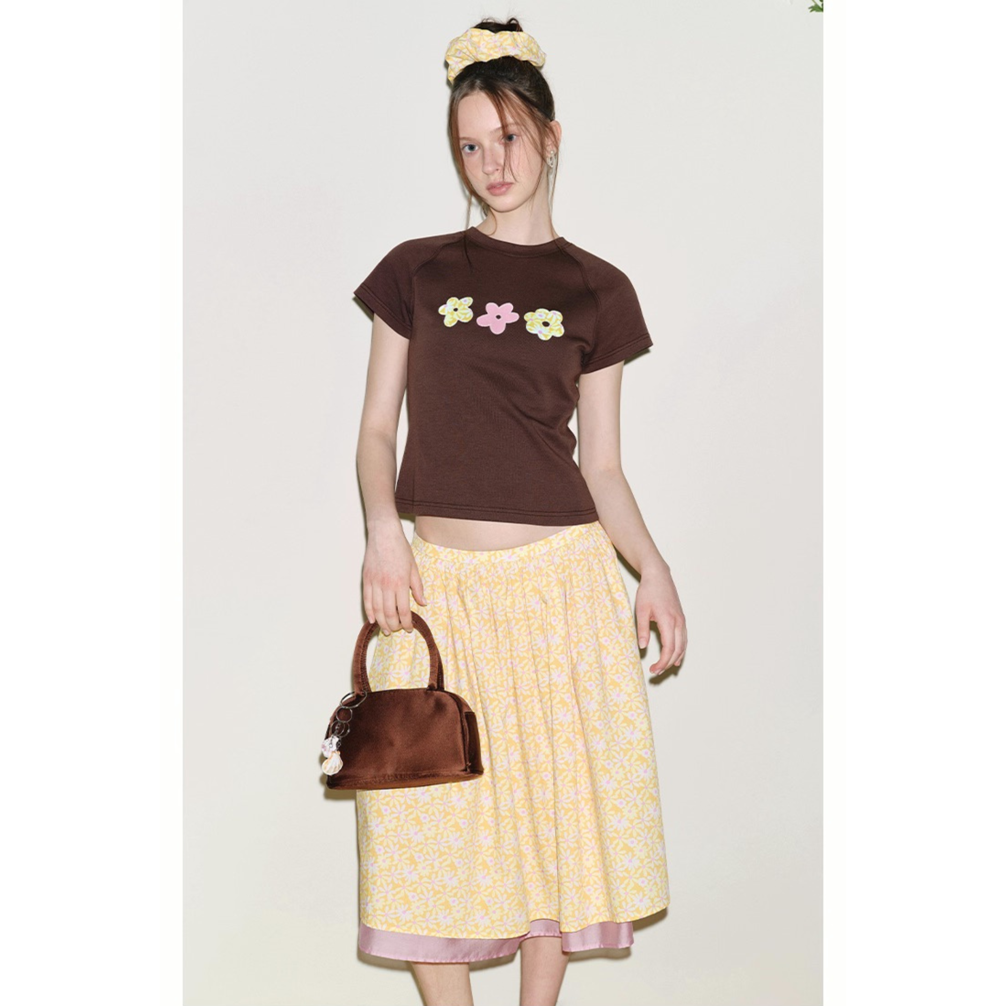 Van Lowe Blume Embroidered Flower Patch T-Shirt – Niche Design Contrast Raglan Sleeve Top for Women Summer 2025