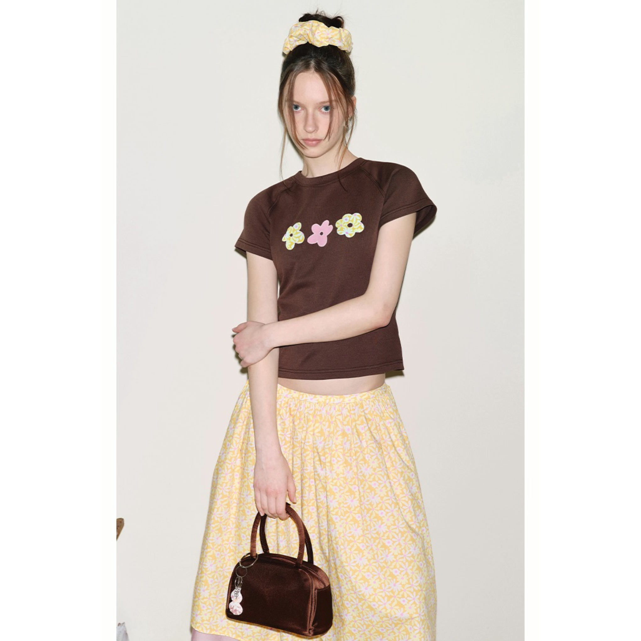 Van Lowe Blume Embroidered Flower Patch T-Shirt – Niche Design Contrast Raglan Sleeve Top for Women Summer 2025
