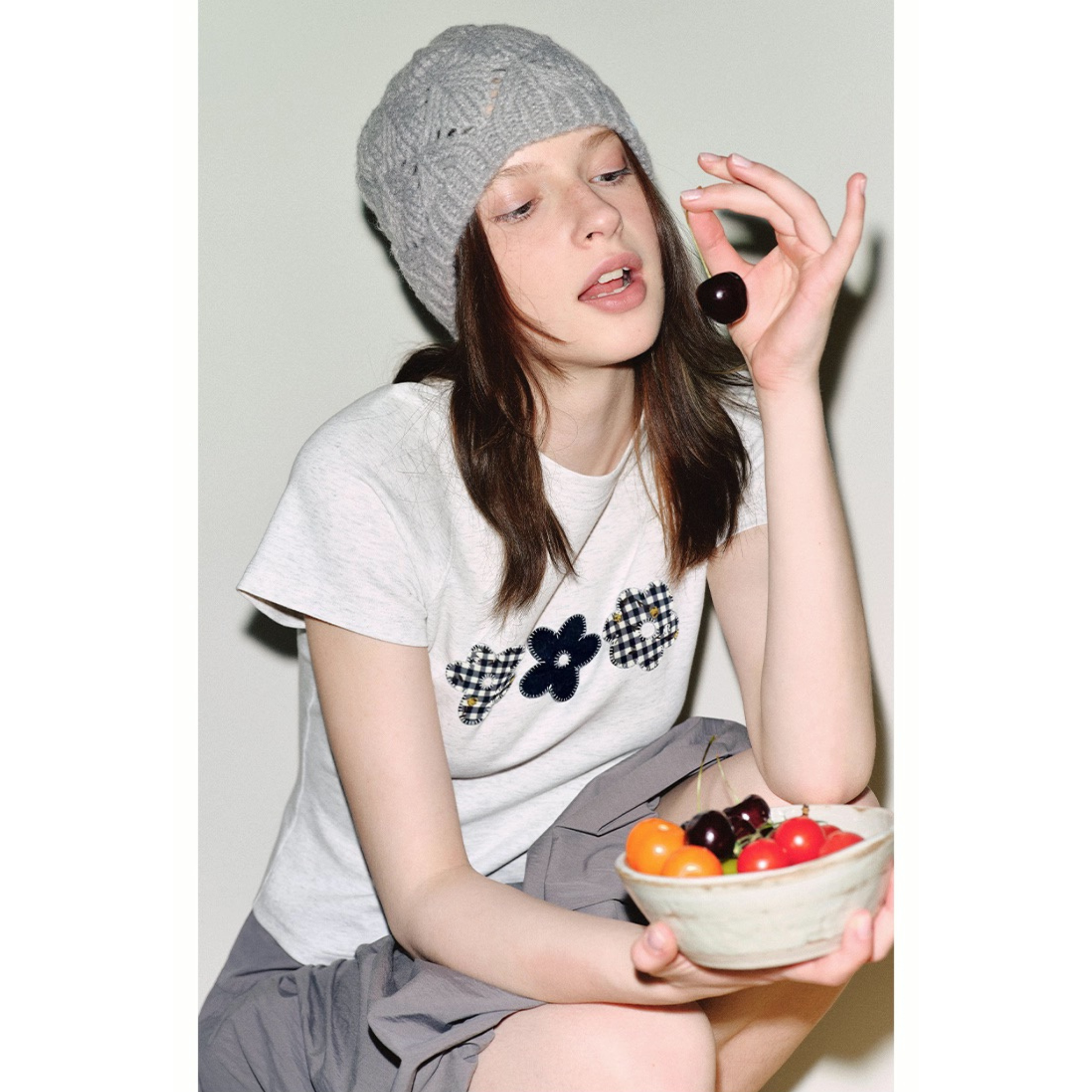 Van Lowe Blume Embroidered Flower Patch T-Shirt – Niche Design Contrast Raglan Sleeve Top for Women Summer 2025
